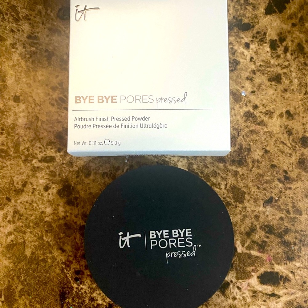 IT Cosmetics Bye Bye Pores Pressed Powder - Translucent. New in box.